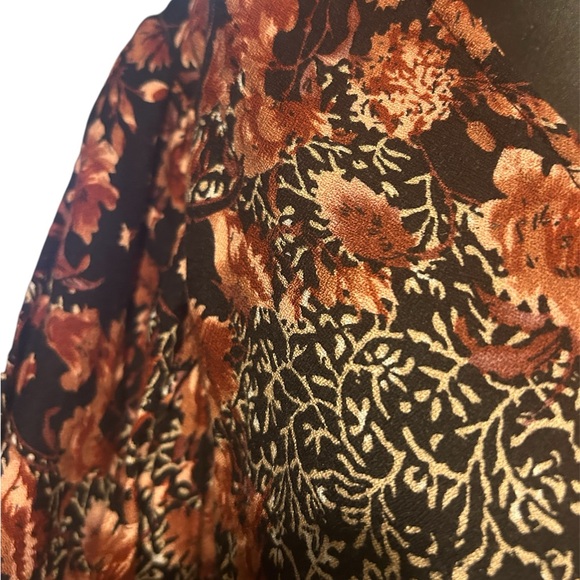 Maurice’s long sleeve dress. V cut top and tie back - Picture 6 of 9